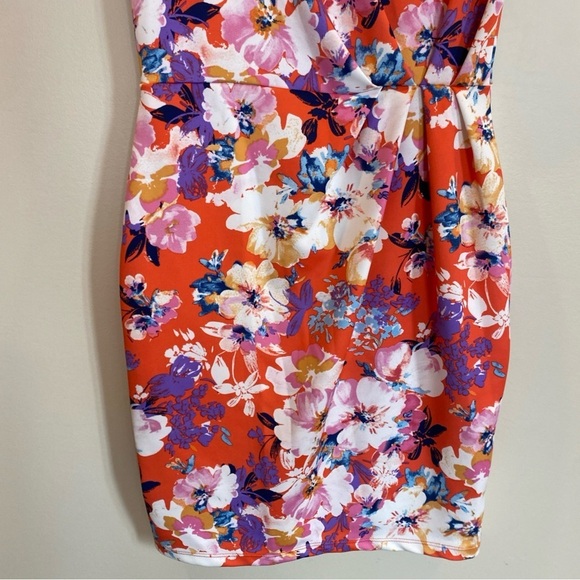 Gilli Red Floral Dress Medium wedding attire stretch fitted - Picture 3 of 5